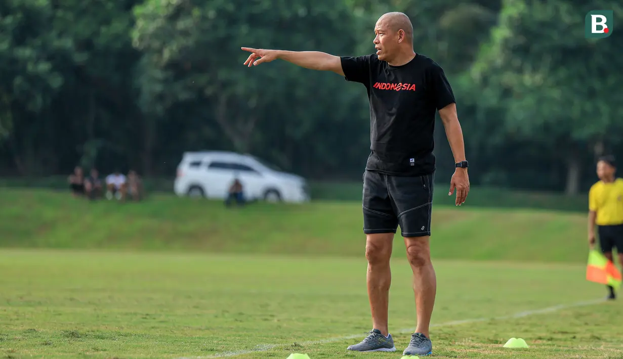 Pelatih Timnas Indonesia U-16, Nova Arianto memberi instruksi kepada para pemainnya saat menghadapi SSB Terang Bangsa pada laga uji coba di Lapangan Yogyakarta International School (YIS), Jumat (31/5/2024). (Bola.com/Radifa Arsa)
