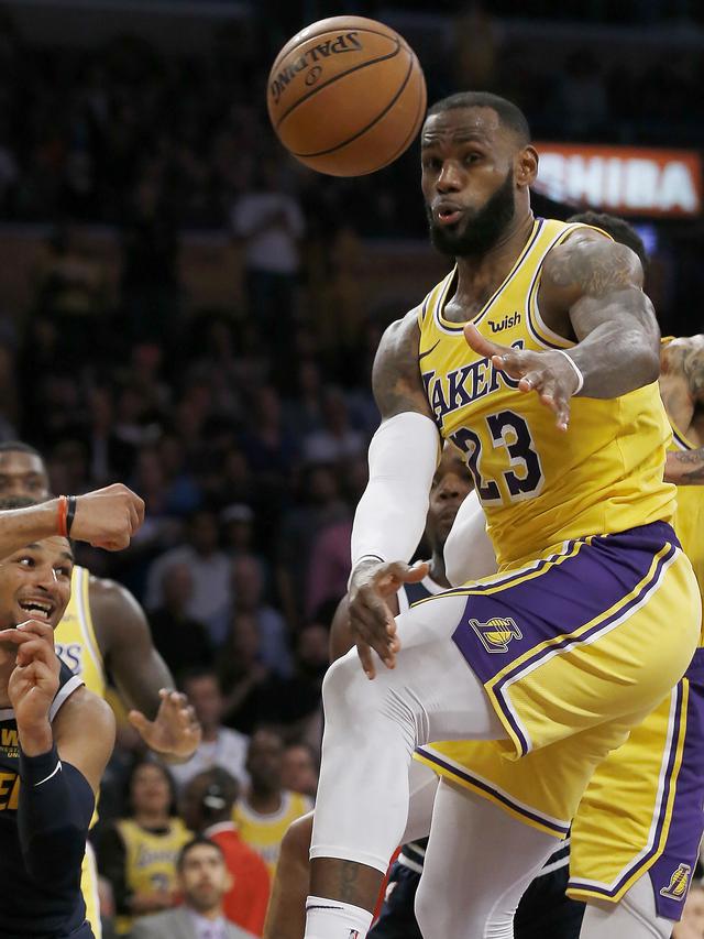 Aksi LeBron James saat Lakers kalahkan Nuggets pada laga NBA