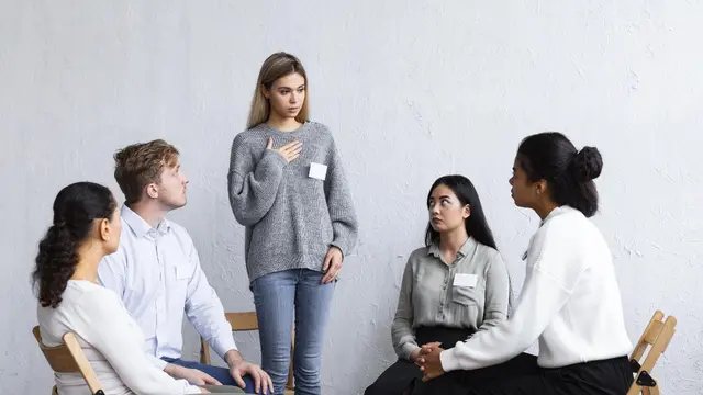 Latihan presentasi di depan teman