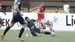 Striker PSM, Ferdinand Sinaga, berusaha merebut bola dari striker Persija, Bruno Lopes, pada laga Liga 1 di Stadion Patriot, Bekasi, Selasa  (15/8/2017). Persija bermain imbang 2-2 dengan PSM. (Bola.com/M Iqbal Ichsan)
