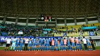 Pemain PSIM Yogyakarta memberikan penghormatan untuk suporter mereka yang telah datang ke lapangan saat laga lanjutan Grup B Liga 2 2022/2023 antara FC Bekasi City melawan PSIM Yogyakarta di Stadion Patriot Candrabhaga, Bekasi, Senin (19/09/2022). (Bola.com/Bagaskara Lazuardi)