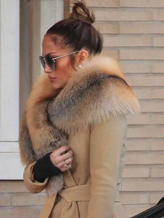 Beberapa waktu lalu Jlo dan Drake mengunggah foto bersama, dimana keduanya tampak mesra. Kemarin, baik Jlo dan Drake mengunggah foto yang sama di akun mereka masing-masing. (Instagram/jlo)