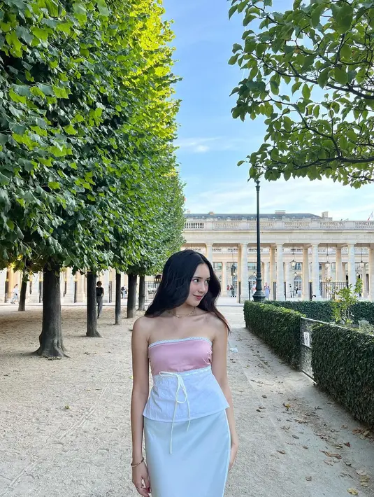 Kecantikannya makin terpancar dengan latar pose-pose andalan. [Instagram.com/bebytsabina]