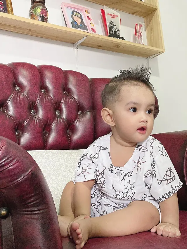 Semakin Menggemaskan, Ini 6 Potret Abqari Al Tariq Zia Anak Raya Kitty