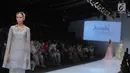 Model berjalan di atas catwalk mengenakan busana rancangan Barli Asmara di ajang Jakarta Fashion Week 2018 di Senayan City, Jakarta, Senin (23/10). Desainer Barli Asmara mengusung tema Jambi Kain Negeriku. (Liputan6.com/Faizal Fanani)