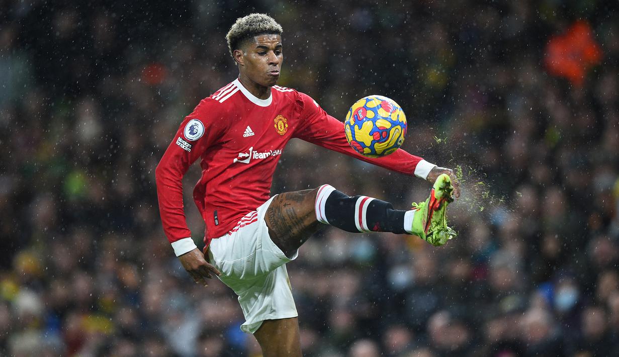 Marcus Rashford. Pemain sayap Inggris berusia 24 tahun yang kini memasuki musim ke-7 bersama Manchester United sejak dipromosikan dari tim akademi MU sejak tengah musim 2015/2016 total telah mencetak 59 gol di Liga Inggris. Tanpa hattrick, raihan terbaiknya adalah 6 kali brace. (AFP/Daniel Leal)