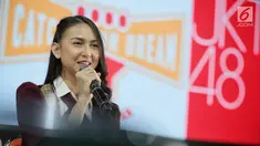 Member JKT48 Stefi (Stephanie Pricilla Indarto Putri) memberikan keterangan dalam konferensi pers mengenai pertukaran pelajar singkat JKT48 ke Jepang di Theater JKT48, Jakarta, Kamis (13/9). (Liputan6.com/Faizal Fanani)