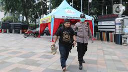 Petugas kepolisian mengamankan sejumlah oknum di kawasan Bundaran HI, Jakarta, Senin (11/4/2022).
Oknum tersebut diamankan karena diduga sebagai penyusup saat demo 11 April yang digelar oleh Badan Eksekutif Mahasiswa Seluruh Indonesia (BEM SI). (Liputan6.com/Herman Zakharia)
