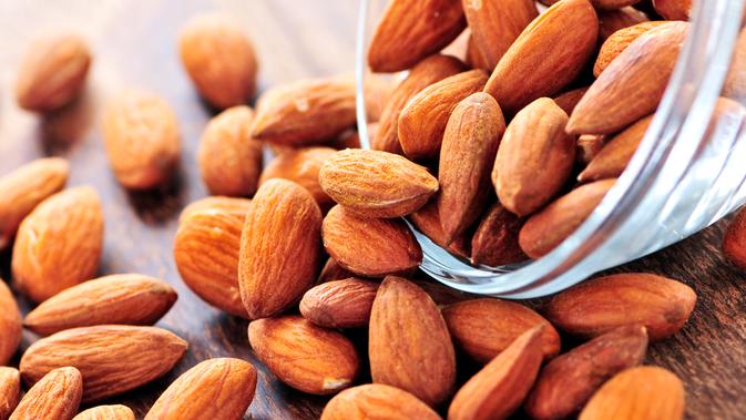 Kacang almond memilki kandungan magnesium tinggi yang bermanfaat untuk relaksasi otot tubuh. Makanan ini membuat rasa kantuk semakin cepat dengan cara mematikan siklus adrenalin dan meningkatkan rasa kantuk ketika mengonsumsinya. (huffingtonpost.com)