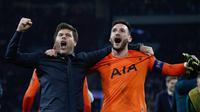 Selebrasi pelatih Tottenham Hotspur, Mauricio Pochettino (kiri), setelah timnya mengalahkan Ajax Amsterdam pada leg kedua Liga Champions, di Amsterdam Arena, Kamis (9/5/2019) dini hari WIB. (AFP/Adrian Dennis)