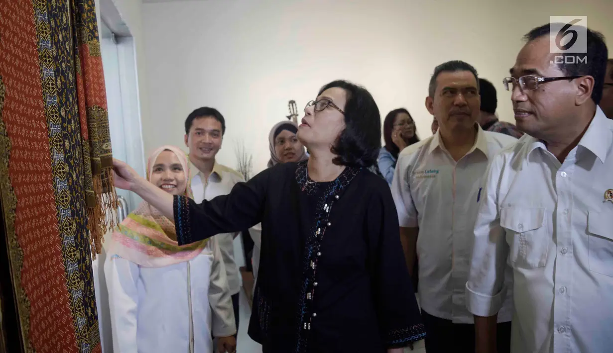 Menkeu Sri Mulyani bersama dengan Menhub Budi Karya melihat kerajinan kain dalam pameran barang yang di lelang di Galeri Nasional, Jakarta, Rabu (28/2). (Liputan6.com/Angga Yuniar)