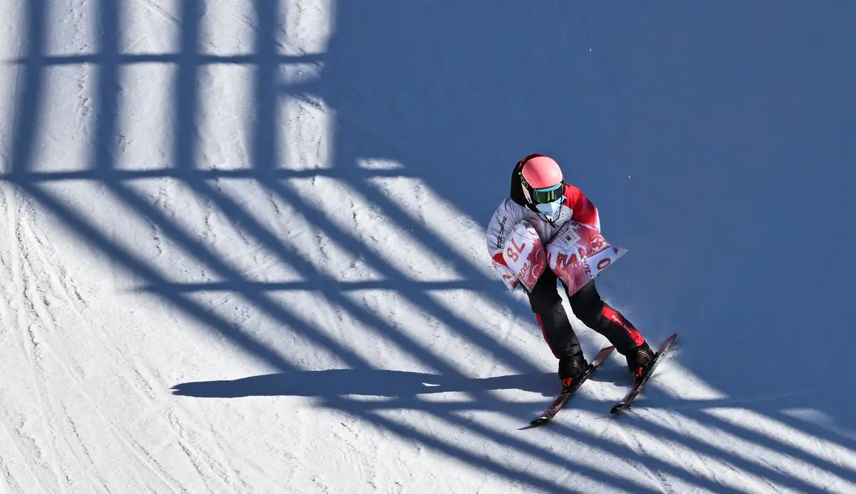 Relawan bermain ski menuruni lereng di jalur menurun Pusat Ski Alpine Nasional menjelang Olimpiade Musim Dingin Beijing 2022 di distrik Yanqing, 2 Februari 2022. Ini adalah venue ski Alpine pertama di China yang memenuhi standar Olimpiade dan salah satu tempat tersulit di dunia (Dimitar DILKOFF/AFP)