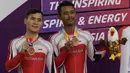 Pebalap sepeda Indonesia, Herman Halawa dan Pradana Diwan, saat menerima medali pada Asian Para Games di Velodrome, Jakarta, Kamis (11/10/2018). Pasangan Indonesia ini meraih perunggu di nomor trek Individual Pursuit B putra. (Bola.com/M Iqbal Ichsan)
