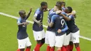 Para pemain Prancis merayakan gol yang dicetak oleh Antoine Griezmann ke gawang Argentina pada laga 16 besar Piala Dunia di Stadion Kazan, Sabtu (30/6/2018). Prancis menang 4-3 atas Argentina. (AP/Sergei Grits)