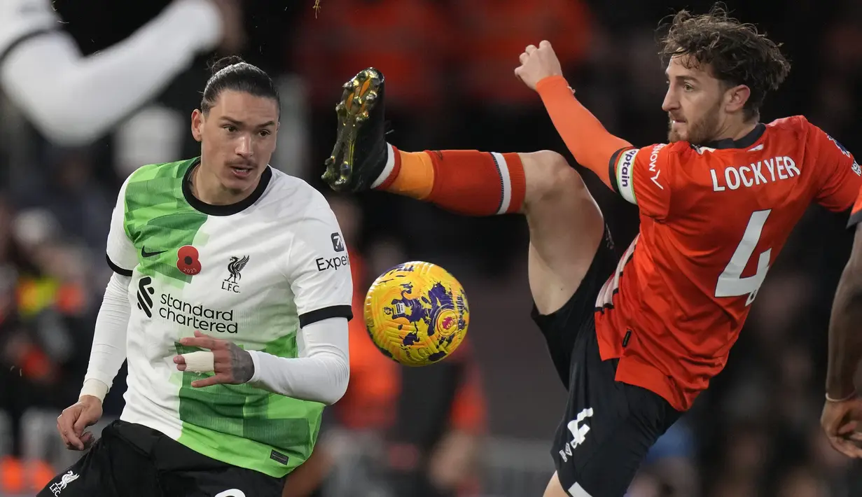 Striker Liverpool, Darwin Nunez (kiri) berebut bola dengan bek Luton Town, Tom Lockyer pada laga pekan ke-11 Liga Inggris 2023/2024 di Kenilworth Road Stadium, London, Minggu (5/11/2023) malam WIB. (AP Photo/Alastair Grant)