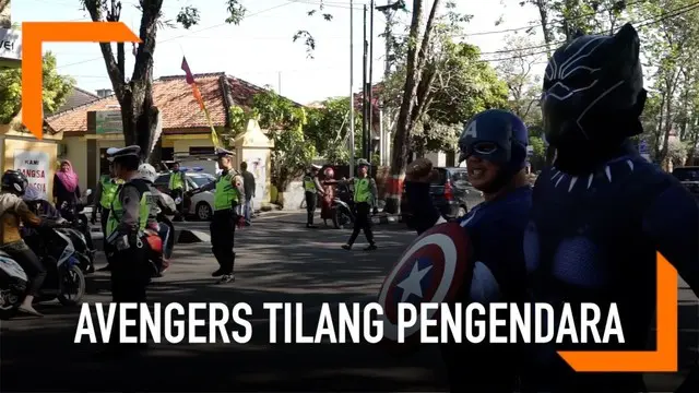 Sejumlah polisi berpakaian ala tokoh Avengers turun ke jalan dan melakukan razia lalu lintas di Grobogan, Jawa Tengah.
