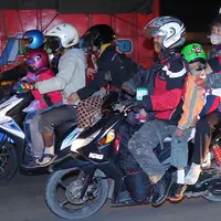 Perjalanan mudik? Selalu patuhi rambu-rambu lalu lintas yang ada dan keep safety! (Via: Liputan6.com/Angga Yuniar)