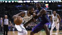 Kyrie Irving (kiri) sumbang poin terbanyak untuk Boston Celtics saat menang telak atas Charlotte Hornets pada lanjutan NBA  (AP Photo/Charles Krupa)