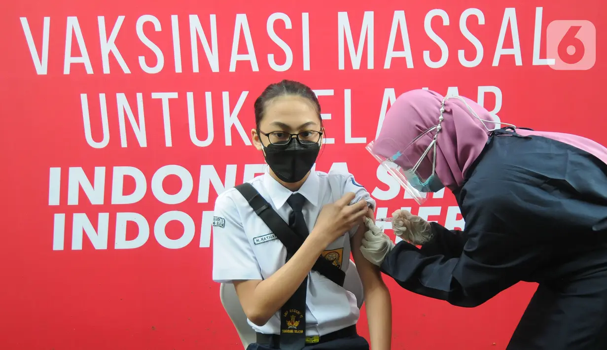 Paramedis memberikan suntikan vaksinasi kepada murid SMP di SMPN 11, Serpong, Tangerang Selatan, Rabu (14/072021). Dinas Kesehatan Tangerang Selatan menggelar vaksinasi COVID-19 perdana, Rabu (14/7/2021) dengan  menargetkan 1.000 pelajar. (merdeka.com/Arie Basuki)