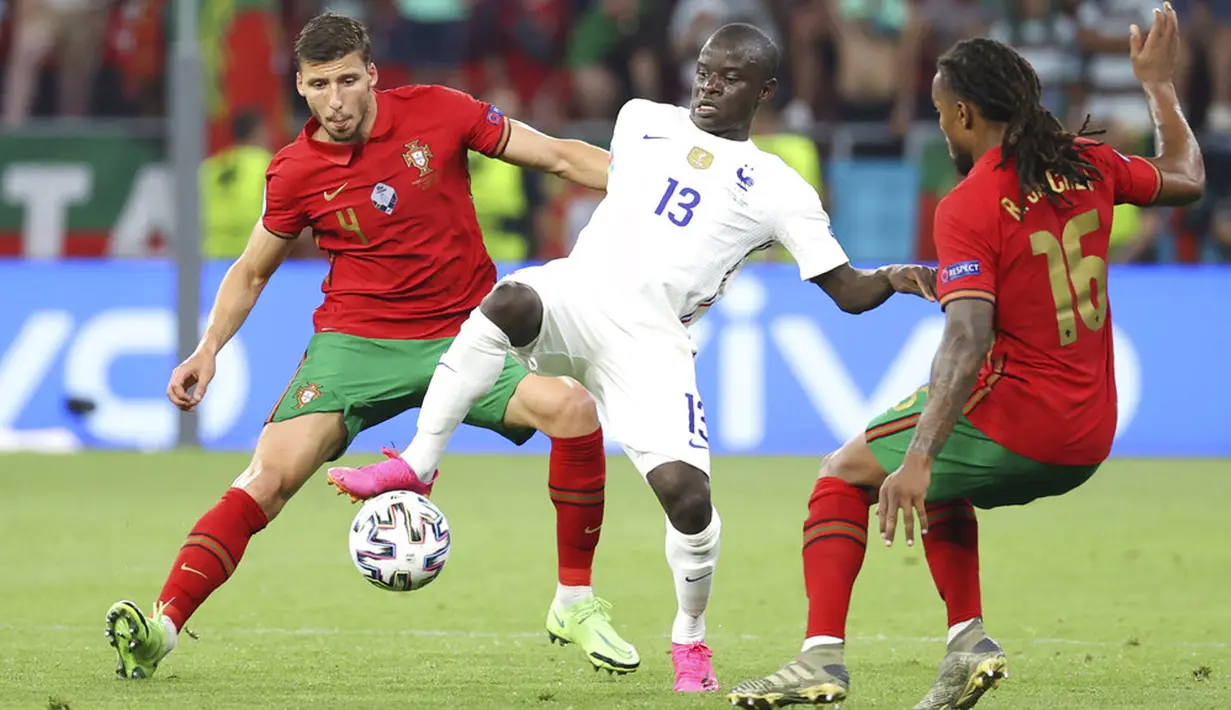 Pemain Prancis N'Golo Kante (tengah) berebut bola dengan pemain Portugal Ruben Dias (kiri) dan Renato Sanches (kanan) pada pertandingan Grup F Euro 2020 di Puskas Arena, Budapest, Hungaria, Rabu (23/6/2021). Laga berakhir imbang 2-2. (Bernadett Szabo, Pool photo via AP)