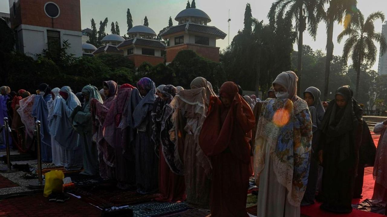 Aparatur sipil negara (ASN) di lingkungan Pemkot Depok menggelar salat Istisqa yang berlangsung di halaman Balai Kota Depok pada Rabu (4/10/2023) pagi.