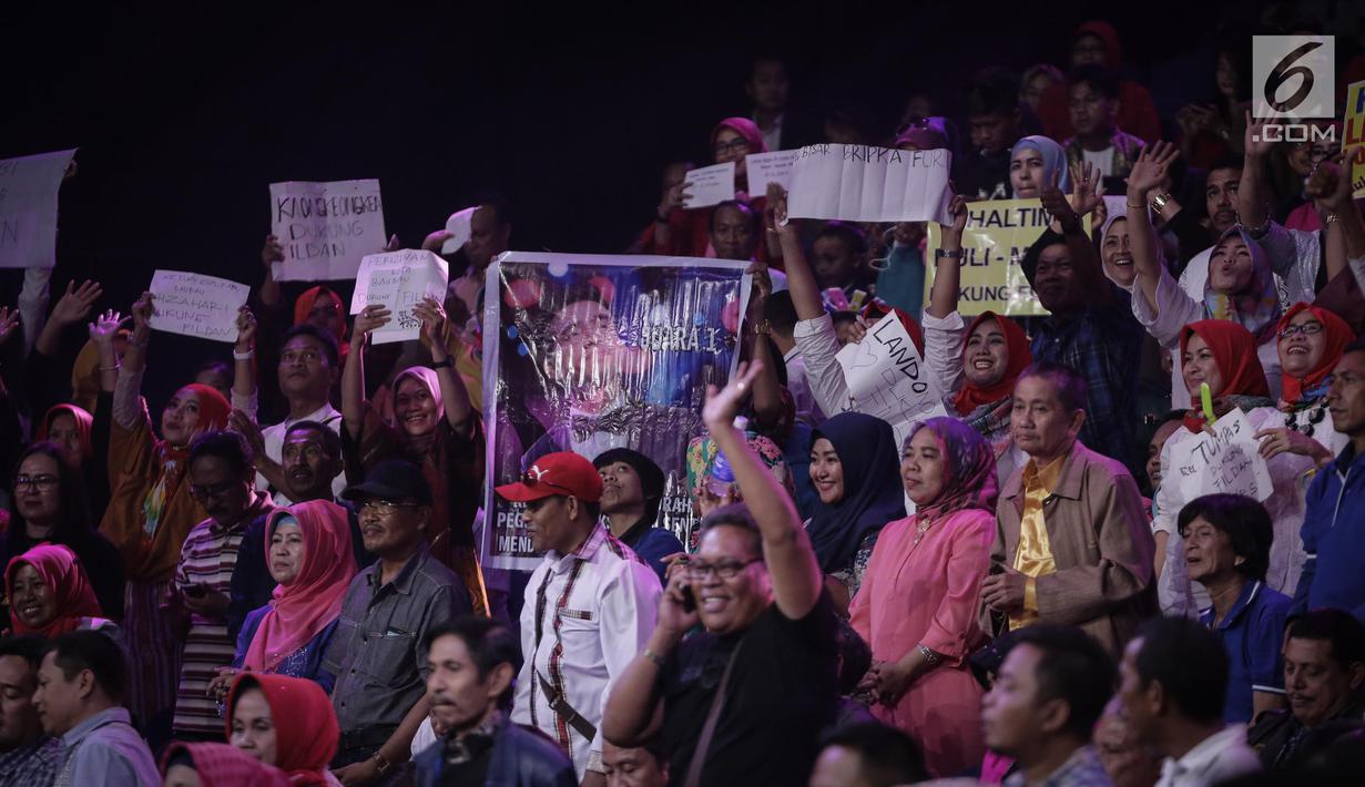 Pendukung finalis menyemarakan D'Academy 4 di Studio Indosiar, Jakarta, Jumat (19/5). (Liputan6.com/Faizal Fanani)