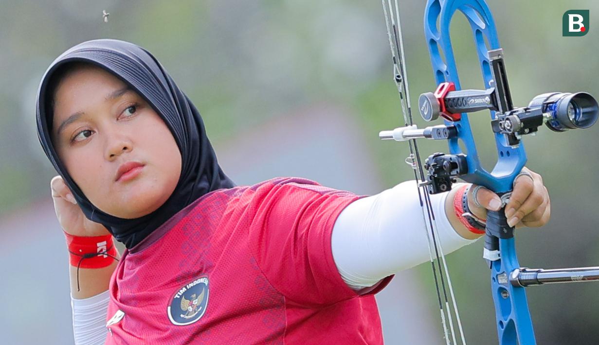 Nurisa Dian Ashrifah beraksi saat berlaga pada nomor mixed team compound SEA Games 2025 di kompleks Sports Authority of Thailand (SAT), Bangkok, Kamis (18/12/2025). (Bola.com/Bagaskara Lazuardi)