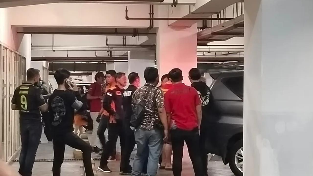 Ketiga polisi yang dilaporkan ke Ditpropam Polda Jatim itu antara lain, Kasi Humas Polrestabes Surabaya, Kanit Reskrim beserta Kapolsek Lakarsantri.