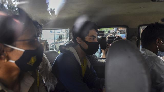 Aryan Khan saat dibawa petugas berwenang terkait kasus dugaan narkoba. (AP Photo)