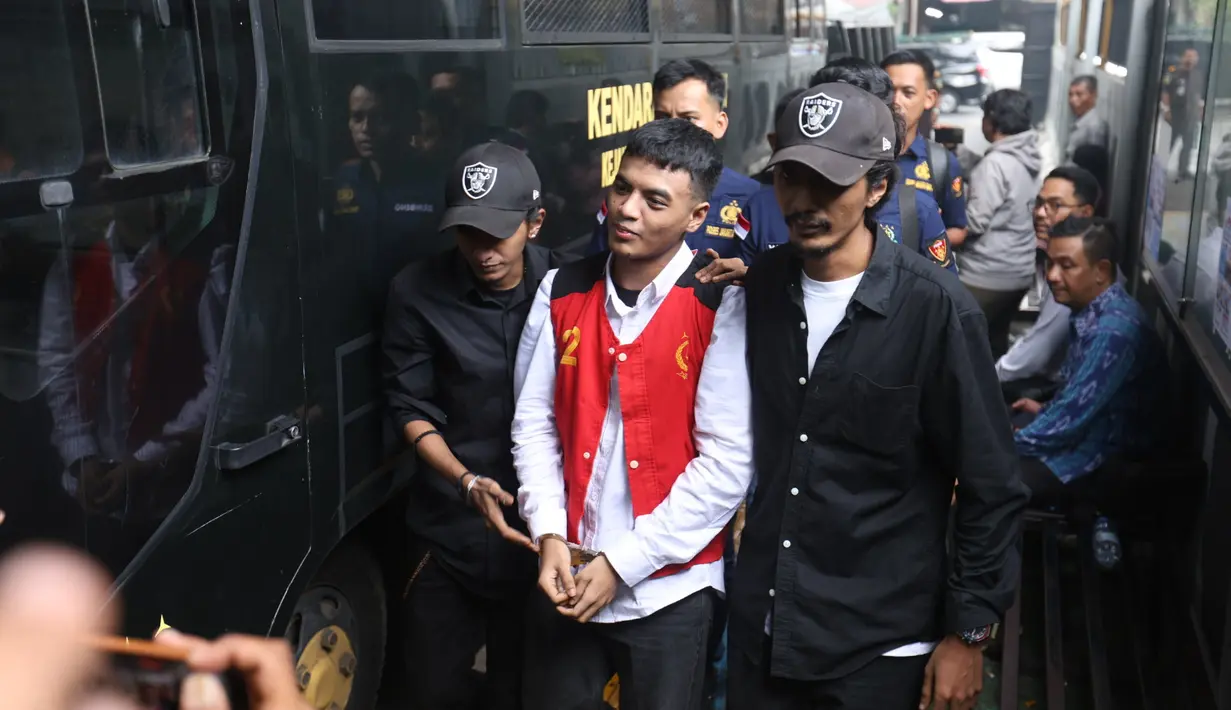 Majelis Hakim Pengadilan Negeri Jakarta Selatan menyatakan Vadel Badjideh bersalah terkait kasus pelecehan seksual dan aborsi terhadap anak artis Nikita Mirzani, Laura Meizani alias Lolly, pada sidang yang digelar Rabu (1/10/2025. (Kapanlagi.com/Budy Santoso)