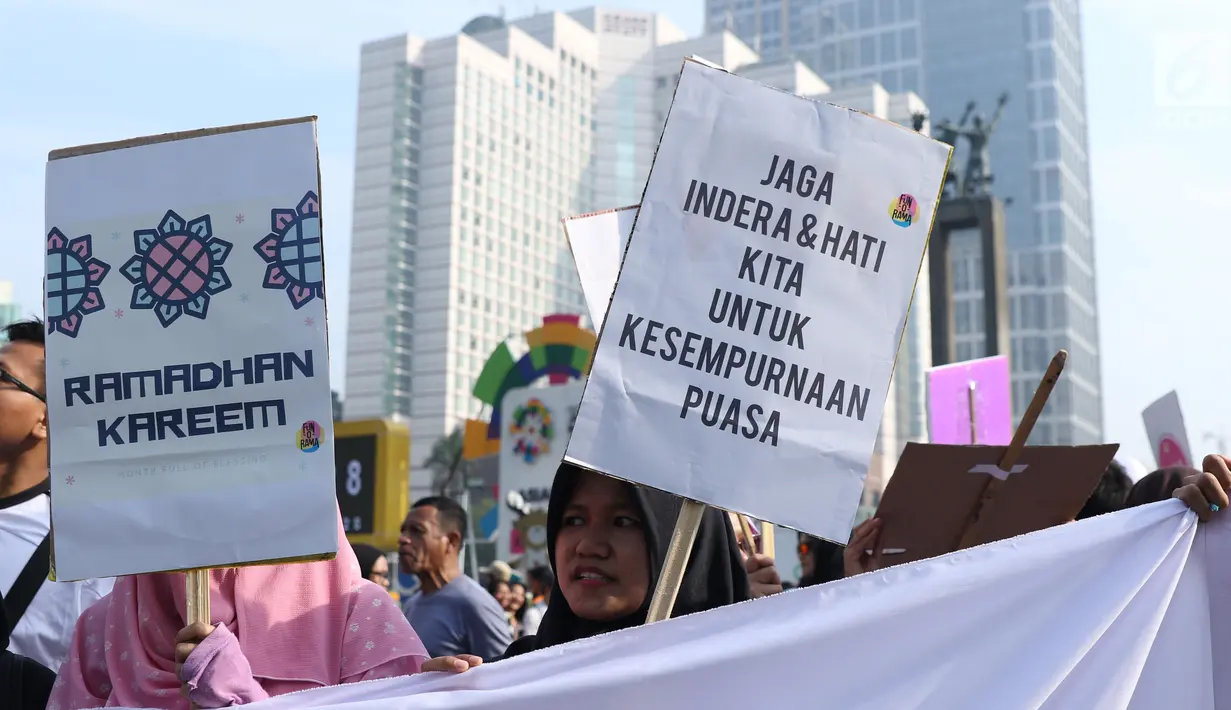 Beragam tulisan menyambut datangnya bulan Ramadan dibawa sejumlah remaja saat acara Car Free Day di Bundaran Hotel Indonesia, Jakarta, Minggu (13/5). Mereka mengajak warga untuk menyambut bulan suci bagi umat muslim. (Liputan6.com/Helmi Fithriansyah)