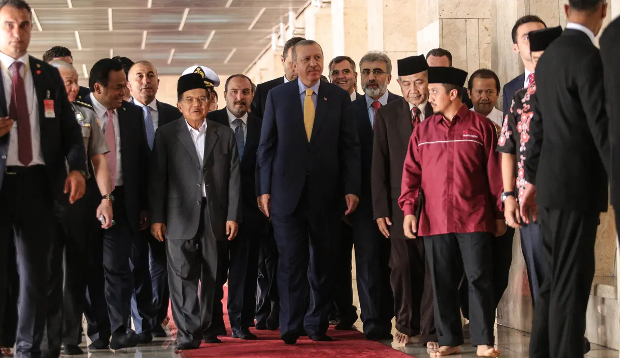 Wakil Jusuf Kalla dan Presiden Turki Reccep Tayyip Erdogan berjalan bersama usai Shalat Jumat di Mesjid Istiqlal, Jakarta, Jumat (31/7/2015). Erdogan berada di Indonesia selama tiga hari dalam rangka kunjungan kenegaraan. (Liputan6.com/Faizal Fanani)