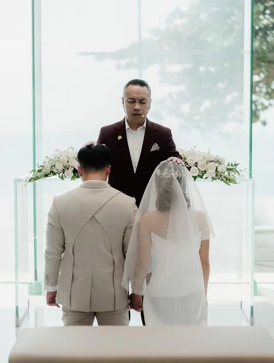 Pasangan ini mengikat janji suci pernikahan setelah 11 tahun pacaran. Gritte dan Arif duduk berdampingan di depan pemuka agama yang menikahkan mereka. [Instagram/gritteagathaa]