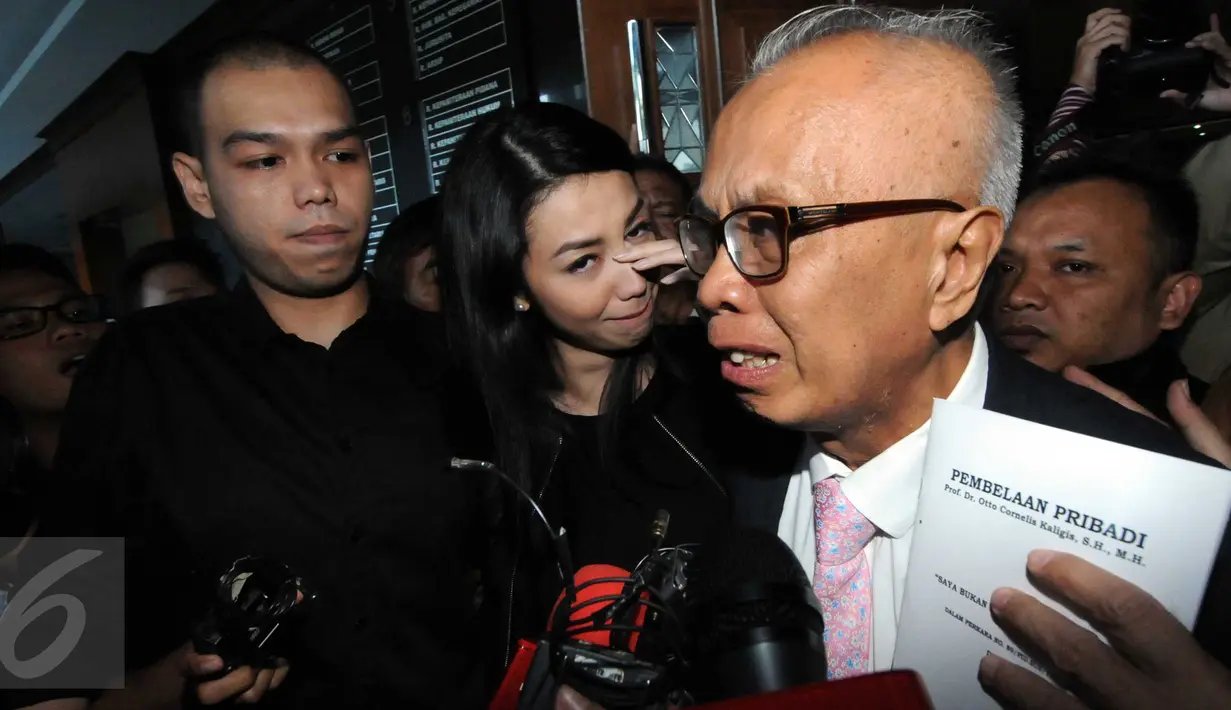 OC Kaligis terlihat sedih usai sidang pembacaan tuntutan di Pengadilan Tipikor, Jakarta, Rabu (18/11/2015). JPU KPK menuntut Kaligis dengan pidana 10 tahun penjara dan denda sebesar Rp500 juta subsider 4 bulan kurungan. (Liputan6.com/Helmi Afandi) 