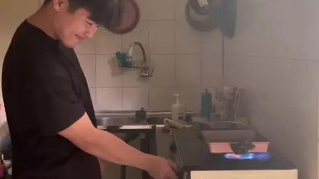 5 Potret Dapur Rumah Steven Wongso Sangat Sederhana, Tak Ada Kitchen Set - Peralatan Masak Cuma Digantung