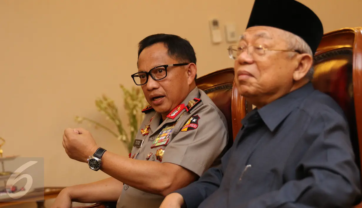 Kapolri Jenderal Pol Tito Karnavian (kiri) bersama Ketua MUI Ma'ruf memberi keterangan di Jakarta, Selasa (20/12). Keterangan terkait fatwa MUI tentang penggunaan atribut keagamaan non-Muslim. (Liputan6.com/Helmi Fithriansyah)