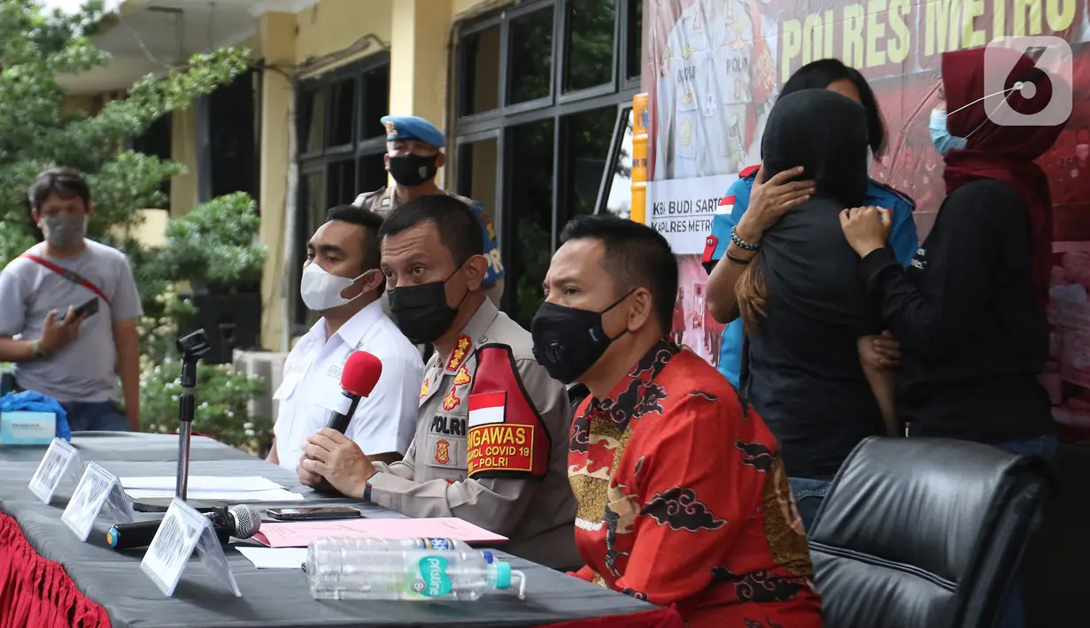 Kapolres Metro Jakarta Selatan, Kombes Pol Budi Sartono saat rilis kasus dugaan penyalahgunaan narkoba yang menjerat Ratna Fairuz Albar atau Iyut Bing Slamet, Sabtu (5/12/2020). Saat penangkapan, polisi menemukan barang bukti berupa satu clip plastik sabu bekas pakai. (Liputan6.com/Herman Zakharia)