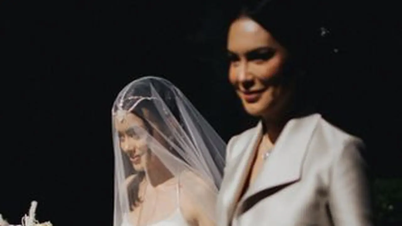 Potret Tampilan Anggun Sophia Latjuba di pernikahan Eva Celia
