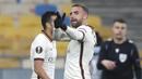 Striker AS Roma, Borja Mayoral melakukan selebrasi usai mencetak gol pertama timnya ke gawang Shakhtar Donetsk dalam laga leg kedua babak 16 besar Liga Europa 2020/2021 di Olimpiyskiy Stadium, Kiev, Kamis (18/3/2021). AS Roma menang 2-1 atas Shakhtar. (AP/Efrem Lukatsky)