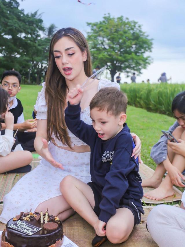 7 Potret Celine Evangelista Rayakan Ulang Tahun Anak, Seru di Pinggir Sawah