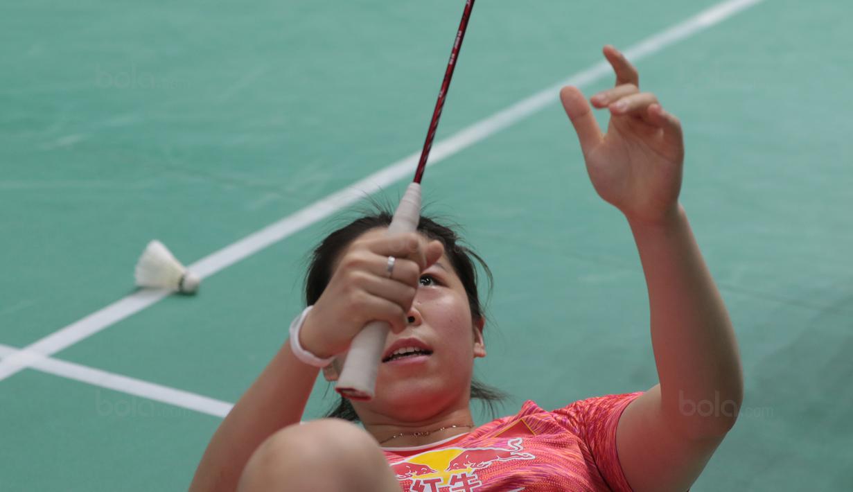 Pebulutangkis China, Jia Yifan jatuh saat mengejar kok melawan pasangan Indonesia, Della Haris dan Rizki Amelia pada babak kedua Daihatsu Indonesia Master 2018 di Istora Senayan, Kamis (25/1/2018).