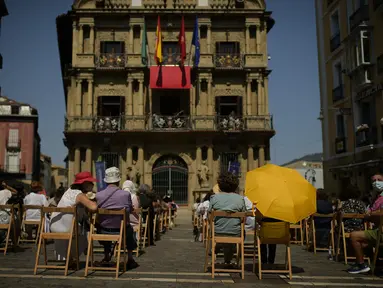 Orang-orang berkumpul di alun-alun Plaza del Ayuntamiento dan menjaga jarak untuk mencegah penyebaran COVID-19 selama festival music flamenco pada hari musim panas, di Pamplona, Spanyol utara, Kamis (26/8/2021).  (AP Photo/Alvaro Barrientos)