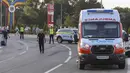 <p>Pasukan polisi khusus menangkap penyerang yang juga terluka. Dia sedang diselidiki untuk "tindakan teroris yang dilakukan dengan membunuh beberapa orang," tambahnya. (AP Photo/Aurel Obreja)</p>