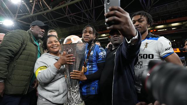 Foto: Ademola Lookman Rayakan Kemenangan dengan Keluarga setelah Tampil Menawan dan Bawa Atalanta Juara Liga Europa