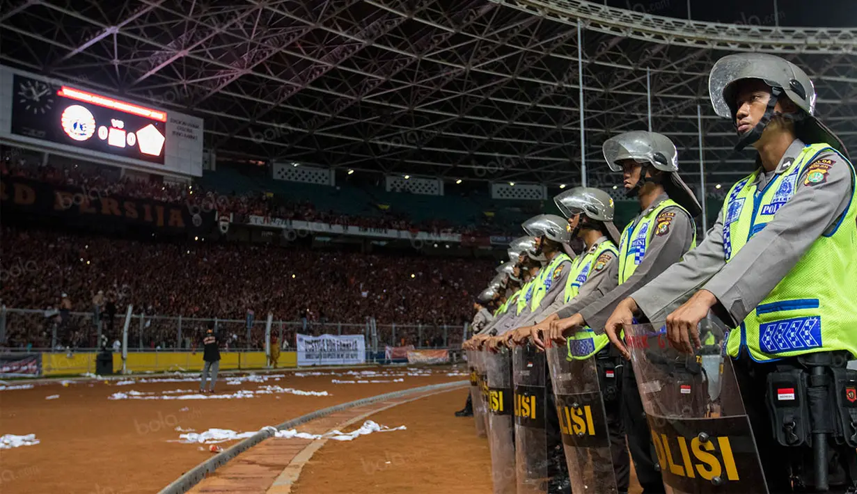 Sejumlah petugas keamanan melakukan penjagaan saat laga Persija melawan PS TNI pada Torabika Soccer Championship 2016 di SUGBK, Jakarta, Jumat (11/6/2016). Persija berhasil menang 1-0 atas PS TNI. (Bola.com/Vitalis Yogi Trisna)