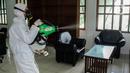 Petugas melakukan Penyemprotan Disinfektan di Masjid Baiturrahman Kompleks Parlemen, Senayan, Jakarta, Kamis (22/10/2020). Sekjen DPR Indra Iskandar menjelaskan penutupan dilakukan untuk sterilisasi dan Penyemprotan disinfektan demi mencegah penyebaran COVID-19. (Liputan6.com/Johan Tallo)
