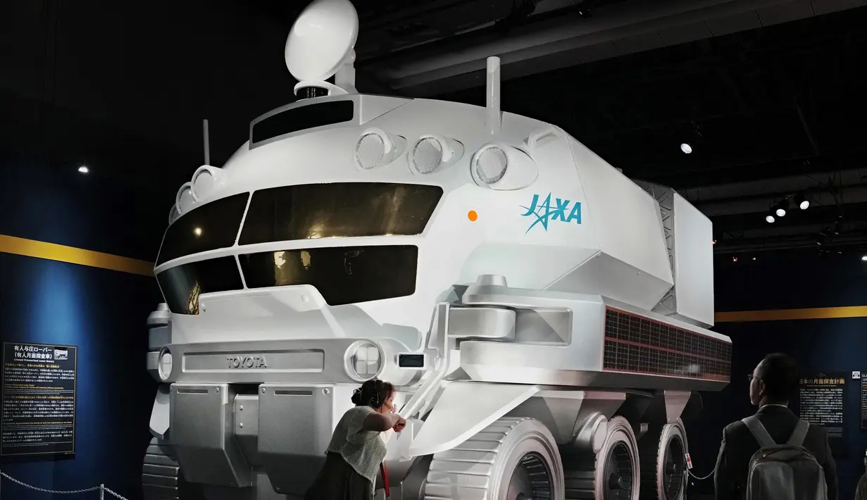 Model kendaraan penjelajah bulan bertekanan berawak pertama di dunia yang akan digunakan dalam program eksplorasi bulan Artemis ditampilkan dalam pratinjau pers sebelum pameran khusus bertajuk “Deep Space - To the Moon and Beyond” di National Museum of Emerging Science and Innovation, or Miraikan, Tokyo, Jepang pada 11 Juli 2025. (Kazuhiro NOGI/AFP)