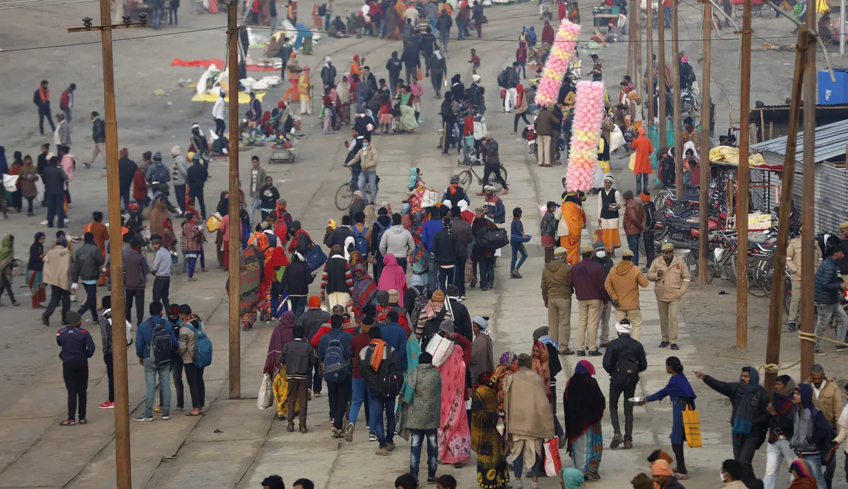 Umat Hindu memadati Sangam, pertemuan tiga sungai-Sungai Gangga, Yamuna dan Saraswati untuk mandi ritual selama festival Makar Sankranti yang jatuh selama pekan raya tradisional tahunan festival Magh Mela, di Prayagraj, India (14/1/2022). (AP Photo/Rajesh Kumar Singh)