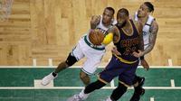 Aksi forward Cleveland Cavaliers, LeBron James (23), saat berhadapa dengan guard, Boston Celtics, Avery Bradley (kiri) dan Gerald Green, pada Gim 1 Final Wilayah Timur, Kamis (18/5/2017) WIB. (AP Photo/Charles Krupa)