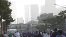 Aktivitas olahraga warga tetap berlangsung di kawasan Car Free Day (CFD) Jakarta saat kualitas udara menjadi perhatian akibat sebaran abu vulkanik. (KLY/Budy Santoso)